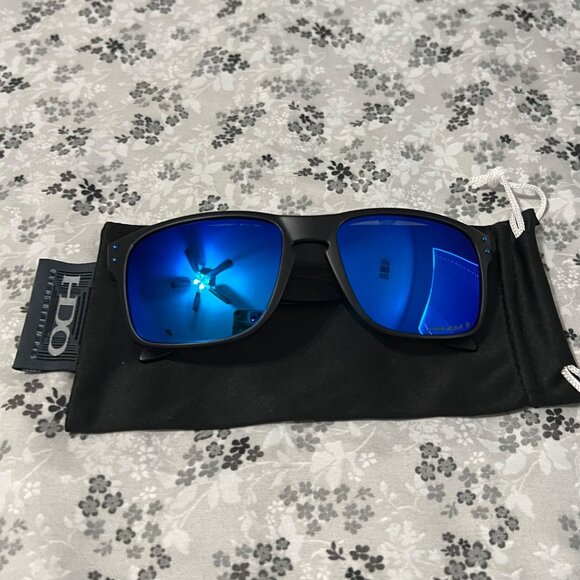 Oakley Men's Black and Blue Sunglasses - Picture 2 of 12